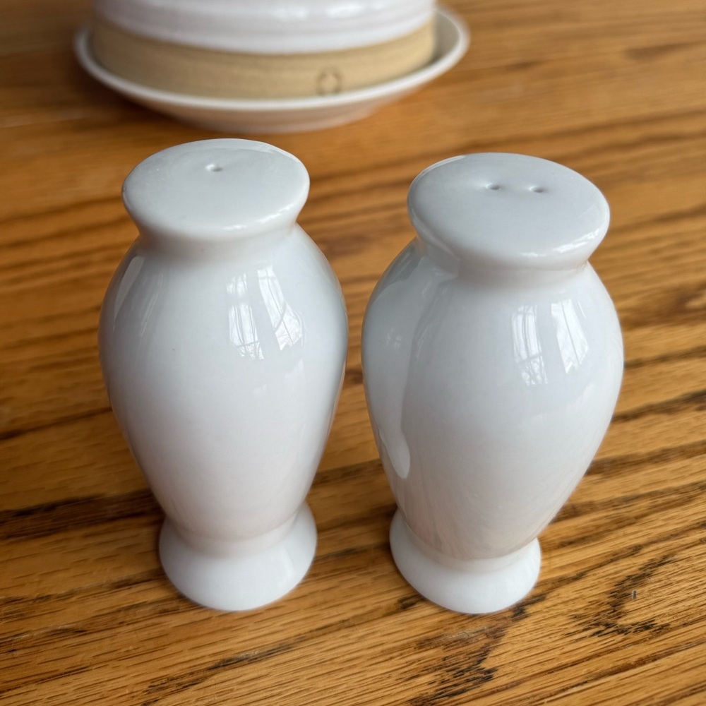 POTTERY BARN Great White Collection
Salt and Pepper Set (Coupe Shape)